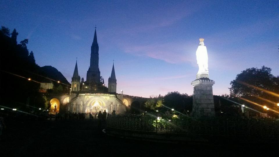 Lourdes in notturna