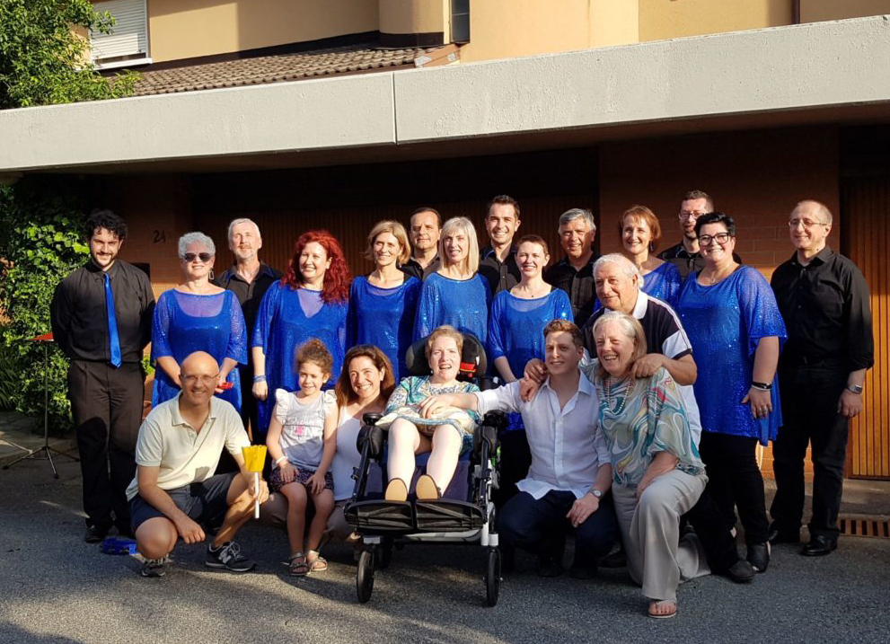 Sorpresa-Coro-Gospel-gin-compleanno-famiglia2